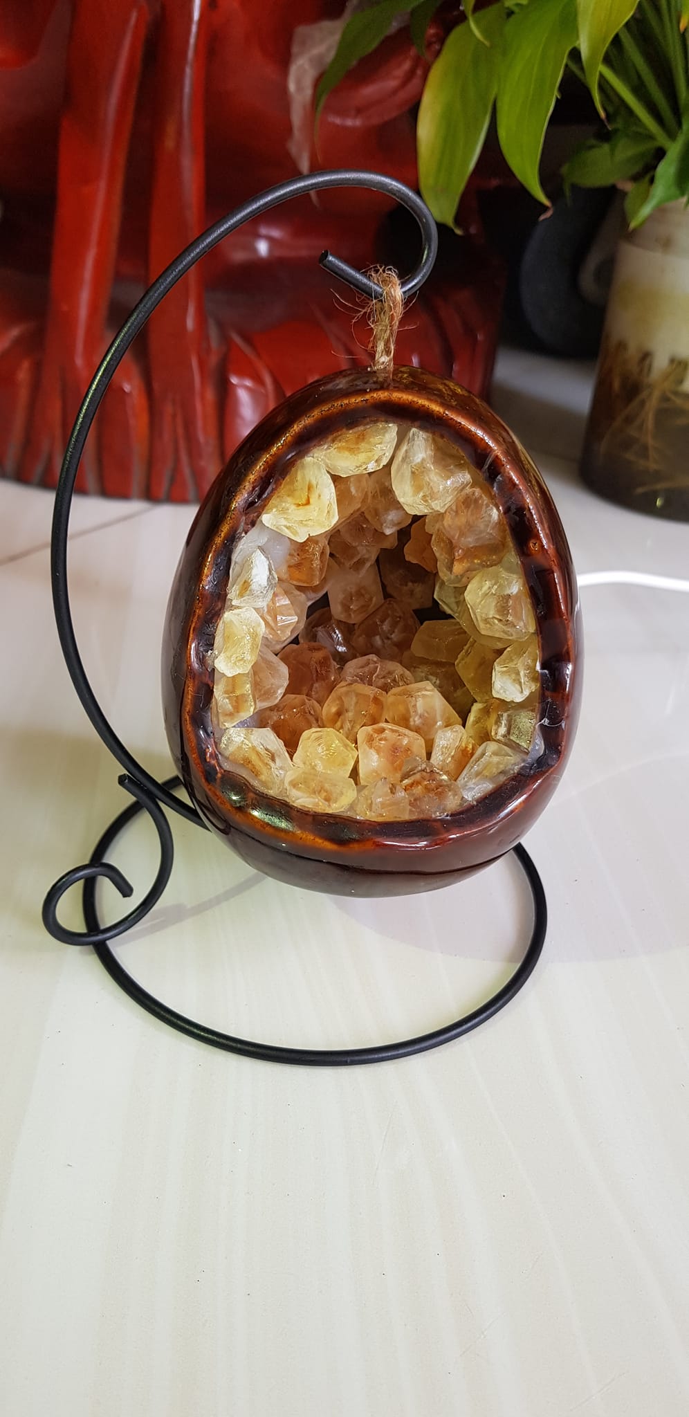 Miếng thạch anh Vàng tự nhiên hốc sâu có đế kiểu có đèn điện công dụng hút tài lộc cả chân Cao 16cm đk 12cm miếng Vàng cao 10cm đk 8cm Anh Chị để bàn trang trí nhà bàn thờ Thần Tài và treo trong phòng làm đèn ngủ may mắn màu Vàng Anh thật sự rất tốt đẹp ạ