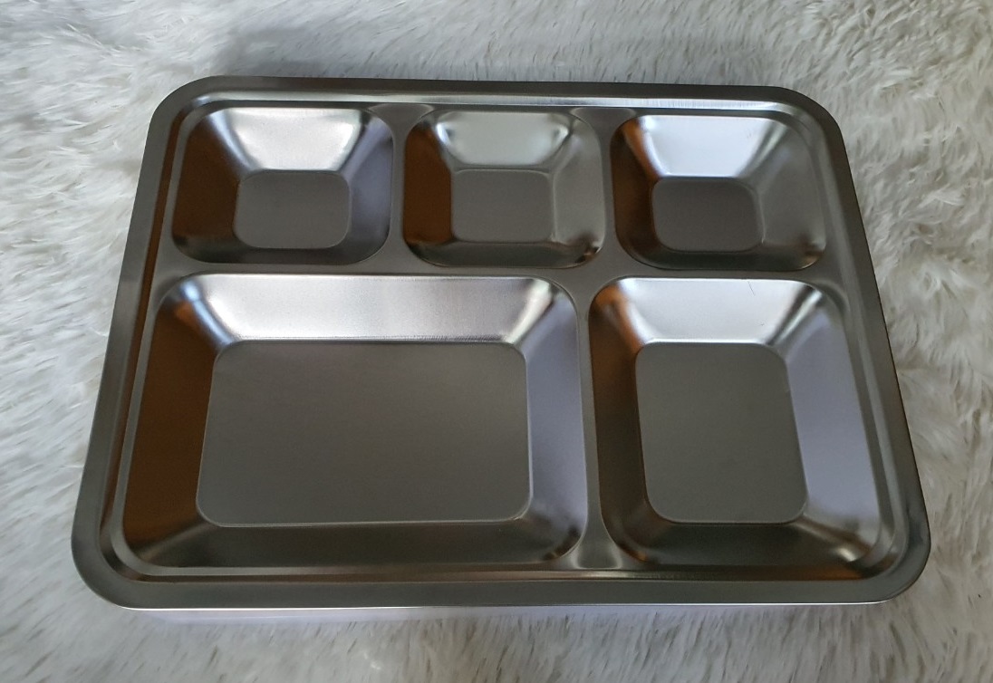 Khay cơm inox 5 ngăn, inox 201 có nắp nhựa