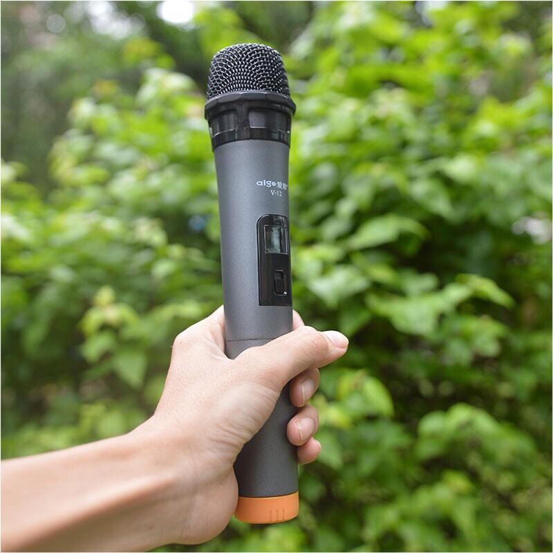 Mic đa năng V12 có đèn led hiển thị phù hợp cho các loa âm li có hỗ trợ cổng mic 6.5 và 3.5