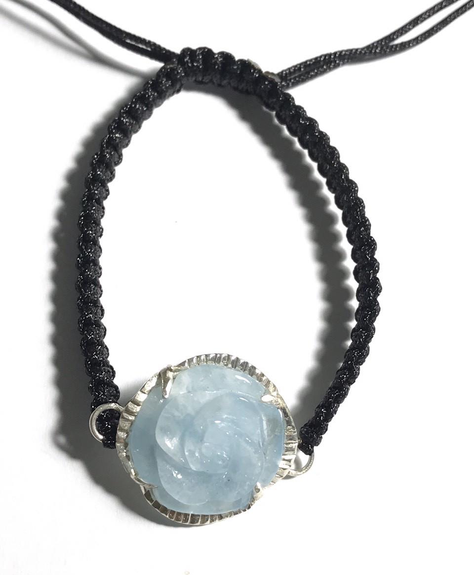 Hoa mẫu đơn đá aquamarine đã bọc bạc tết dây đen free size