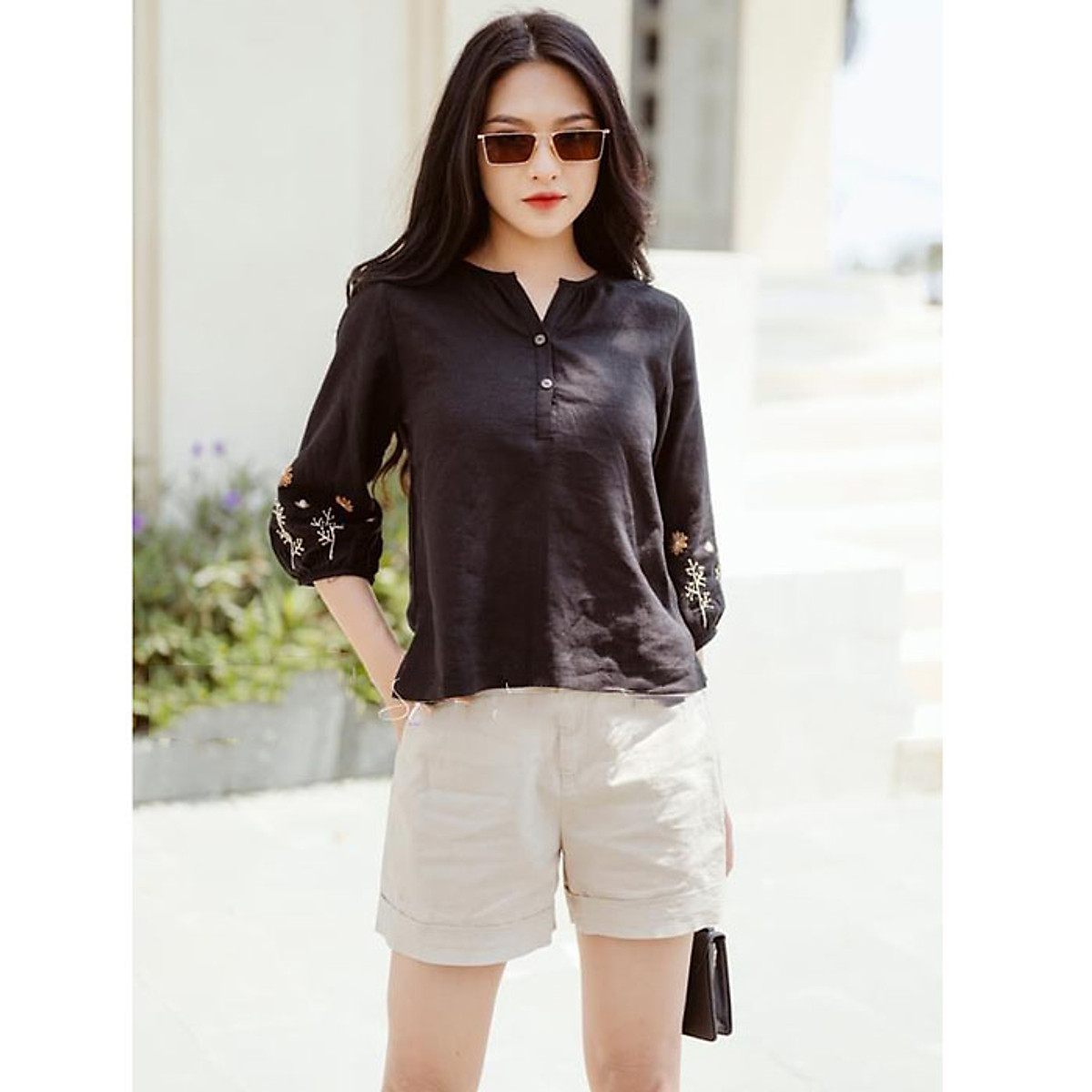 Áo kiểu nữ linen tưng premium cổ V tay lỡ thêu hoa trẻ trung - Đen