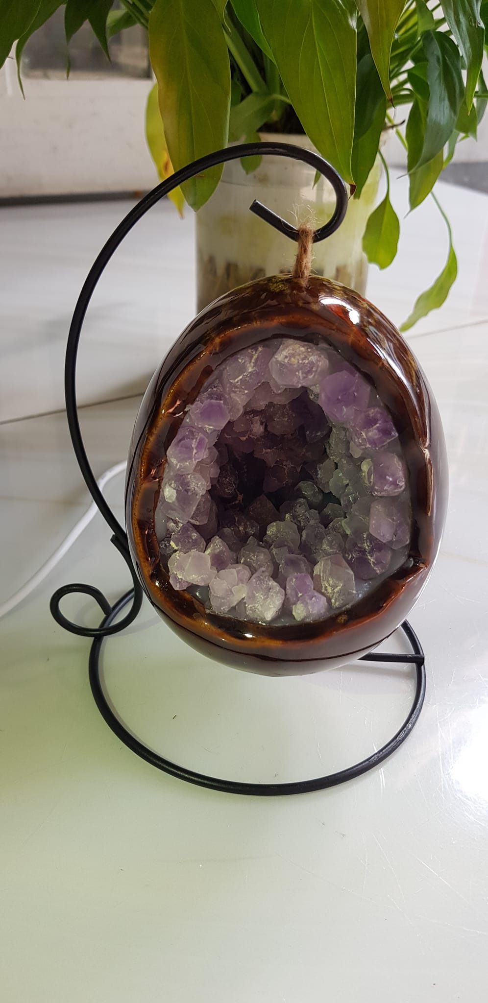 Miếng thạch anh tím tự nhiên hốc sâu có đế kiểu có đèn điện công dụng hút tài lộc Size cả chân Cao 16cm đk 12cm miếng tím cao 10cm x đk 8cm Anh Chị để bàn trang trí nhà bàn thờ Thần Tài và treo trong phòng làm đèn ngủ may mắn màu tím thật sự rất tốt đẹp ạ