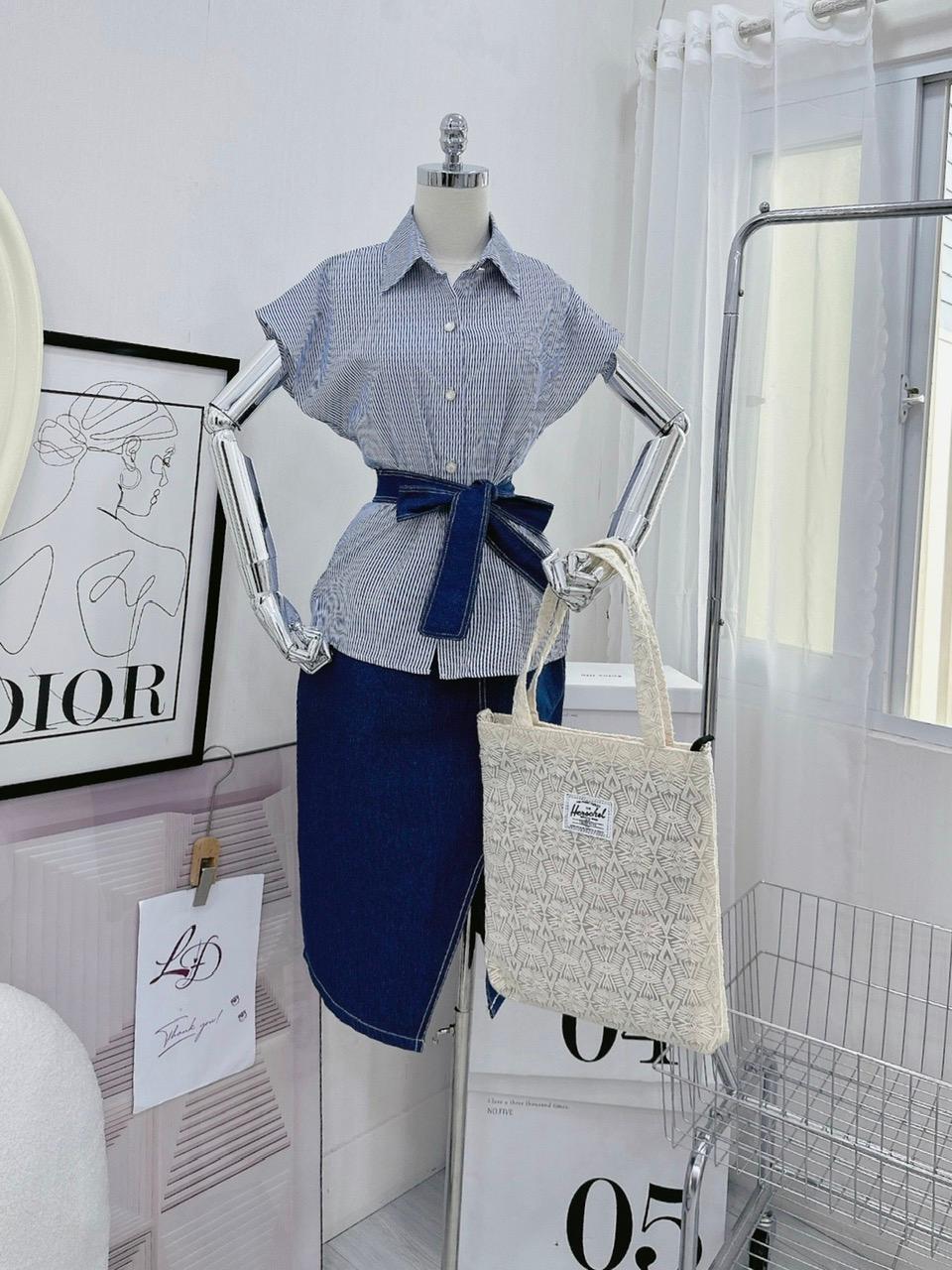 SET ĐI CHƠI, SET 2 MÓN ÁO SƠ MI KẺ PHỐI CHÂN VÁY JEAN DÀI KIỂU KÈM ĐAI CỰC SANG