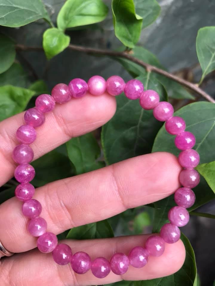 VÒNG TAY ĐÁ RUBBY HỒNG TƯƠI Size 6MM XINH ĐẸP HỢP NỮ MỆNH HOẢ THỔ 100% ĐÁ TỰ NHIÊN NỮ ĐEO SANG LẮM Ạ