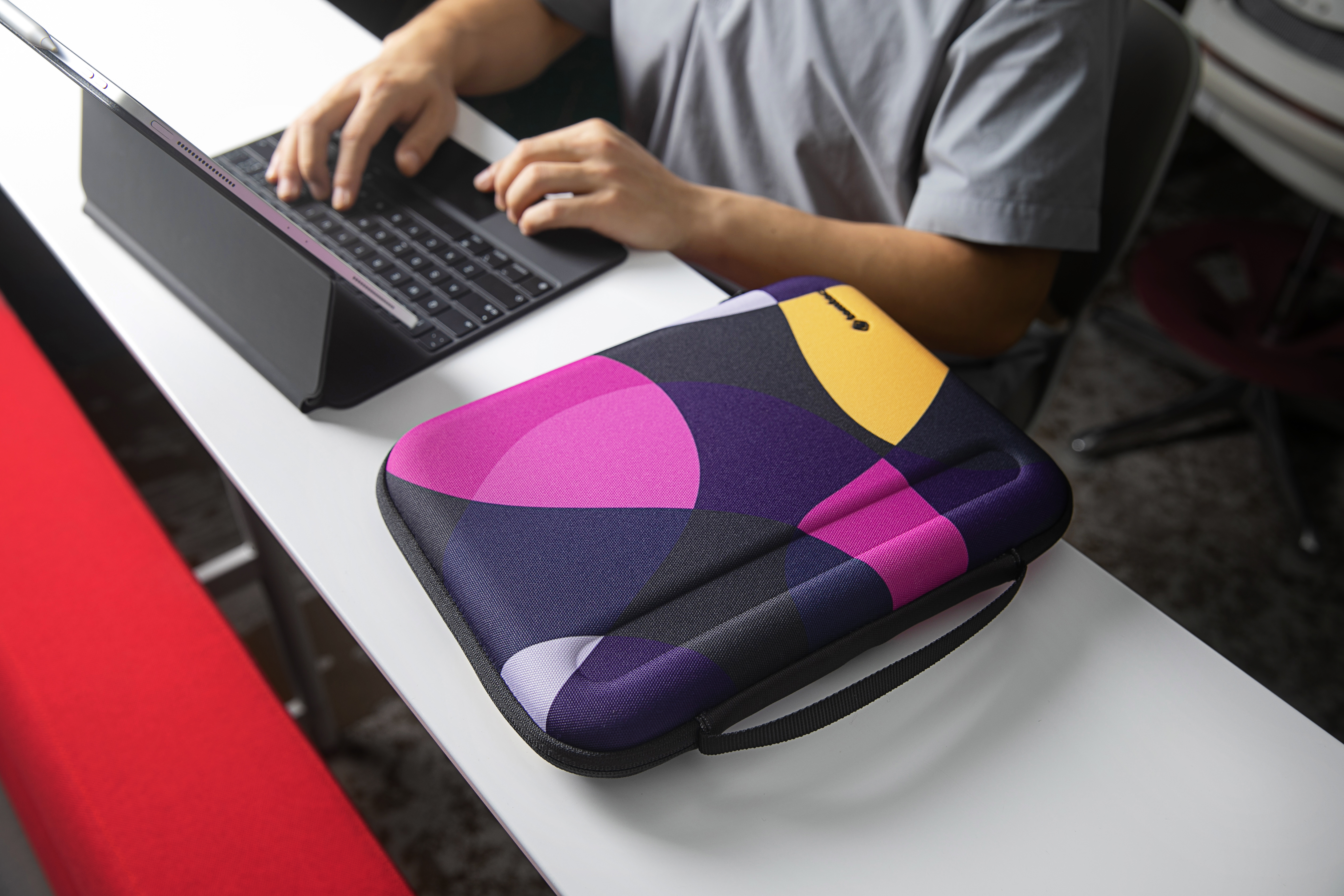 TÚI CHỐNG VA ĐẬP TOMTOC PORTFOLIO HOLDER HARDSHELL IPAD PRO 9.7-11INCH & TABLET/NOTEBOOK