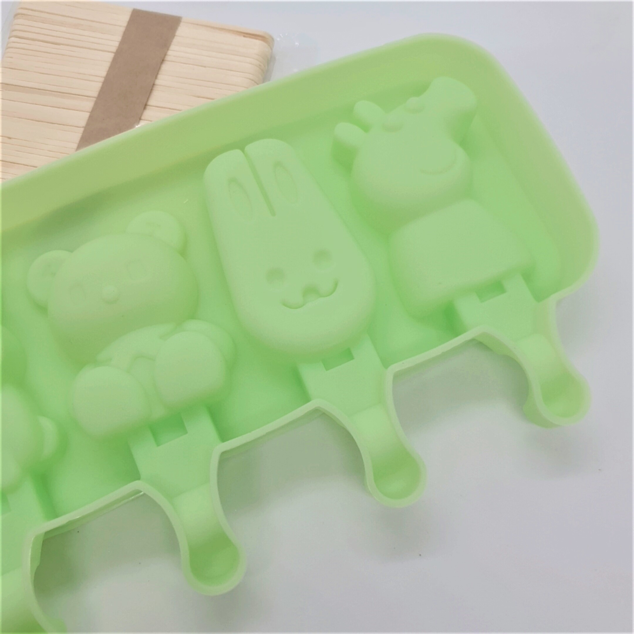 Khuôn làm kem silicon Mẫu Hoạt Hình 4 ngăn kèm 50 que gỗ tiện dụng