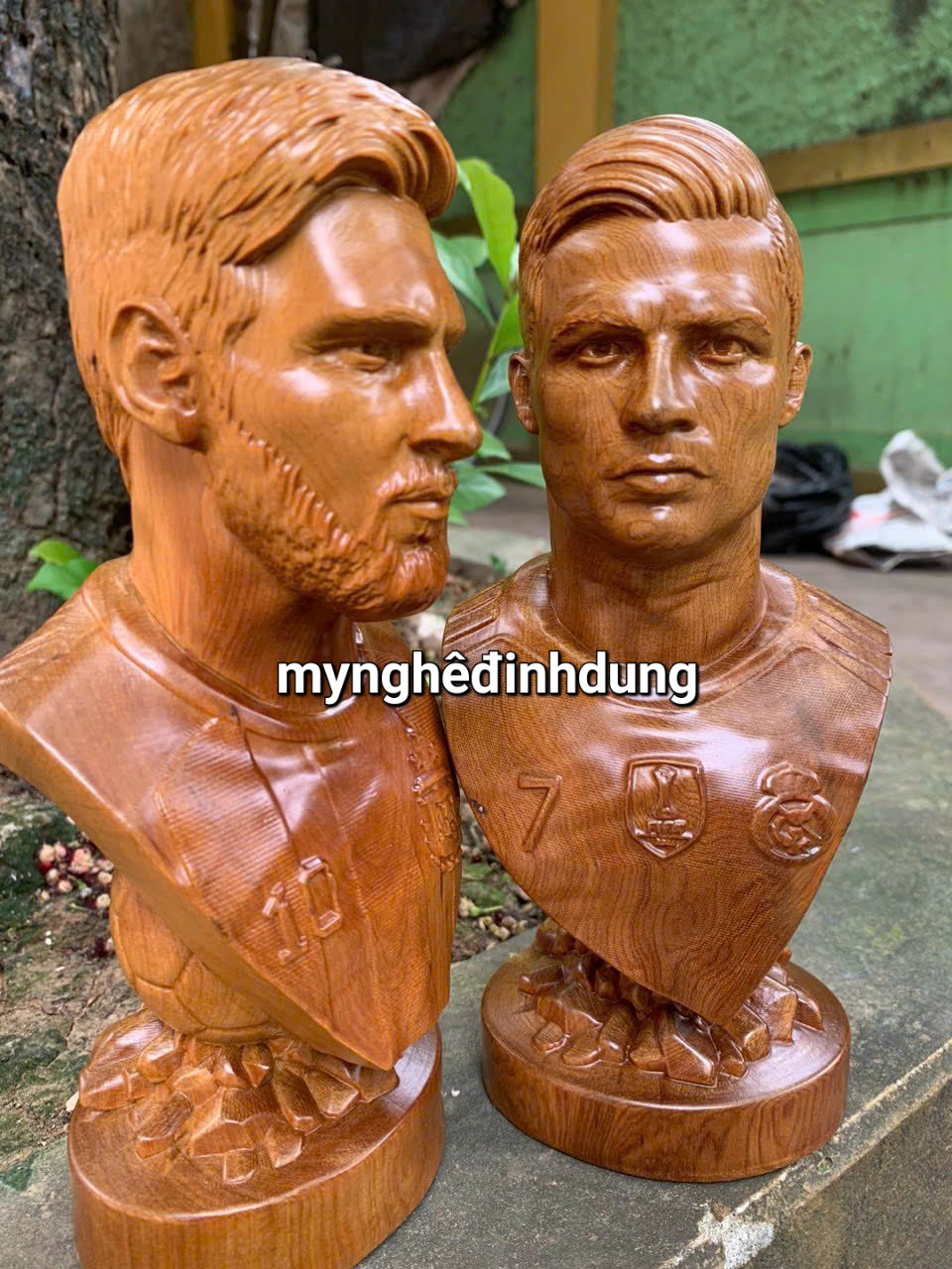 Điêu khắc chân dung Cristiano Ronado bằng gỗ hương đá đẹp long lanh cao 20x10x9cm