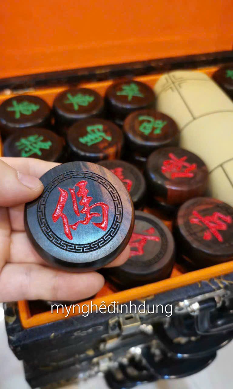 Combo Bộ quân cờ tướng bằng gỗ trắc đỏ đen + hộp da và tấm vải da bàn cờ để chơi