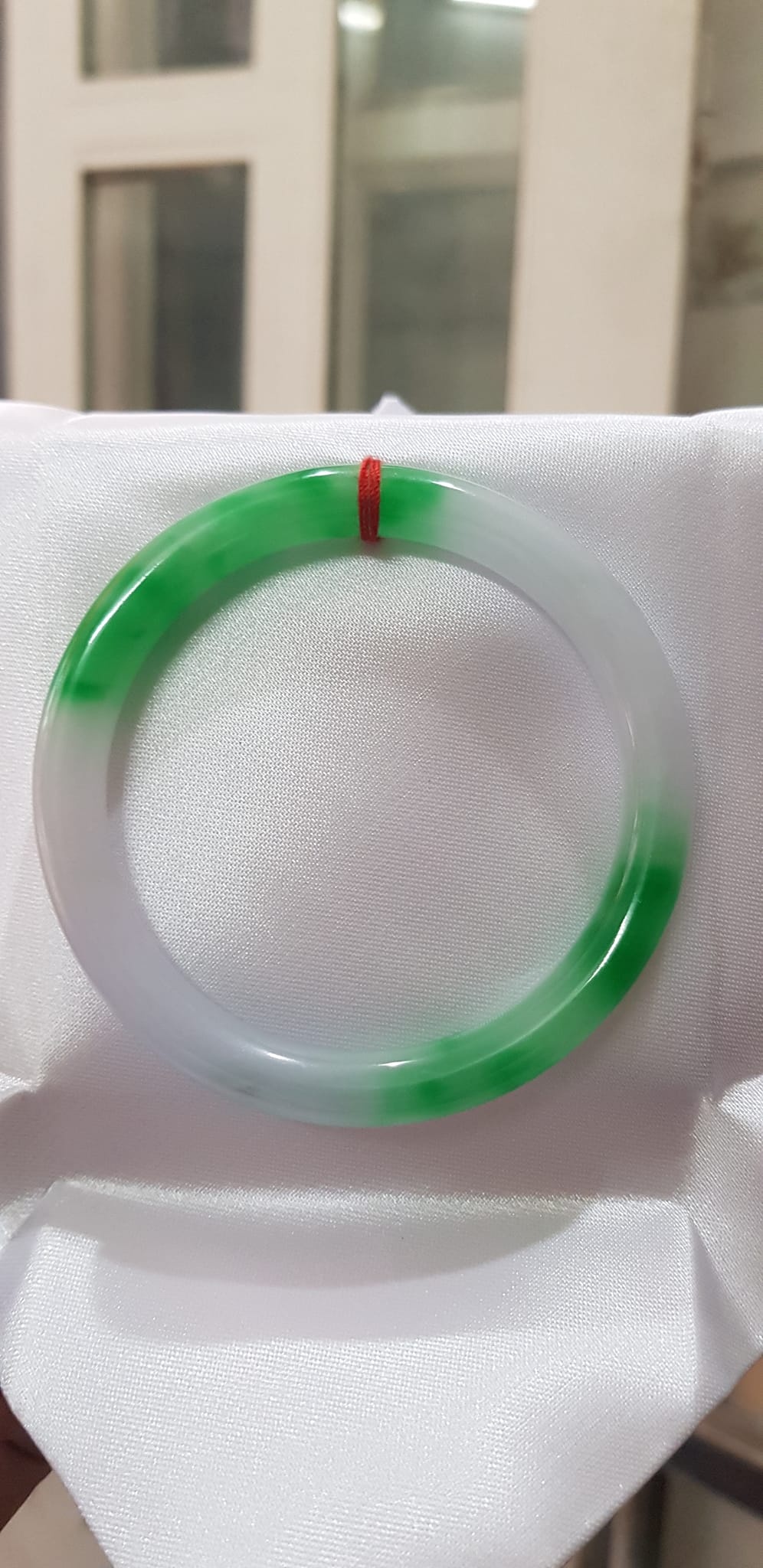 Vòng tay Nữ Đá Cẩm Thạch mới TR Lý 57 mm x cọng 7,5mm Màu Xanh lý tươi trắng 2 bên đều vòng đẹp Nữ 55kg - 64kg đeo đẹp món quà tặng chính mình và người thân đeo đẹp ạ