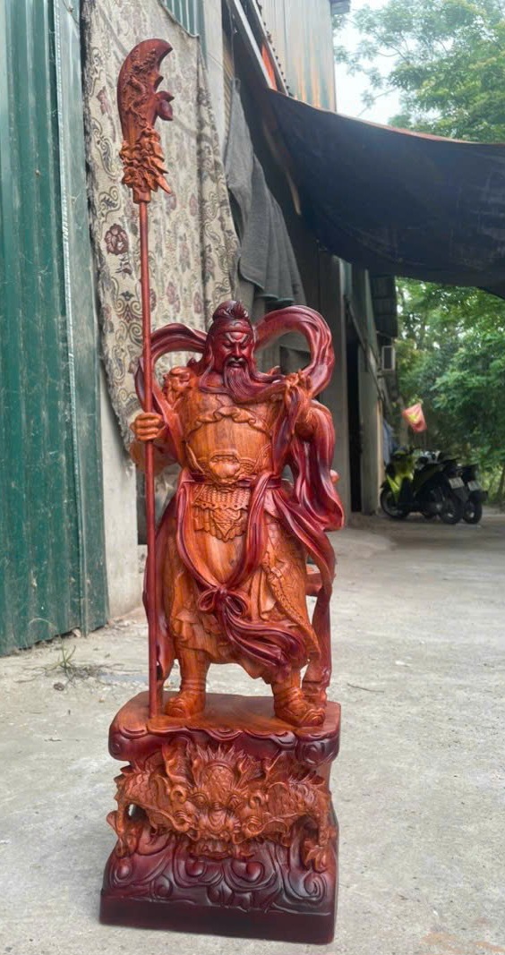 Tượng quan công công cầm đao trấn ải trang trí phòng khách bằng gỗ hương đá kt cao 60cm