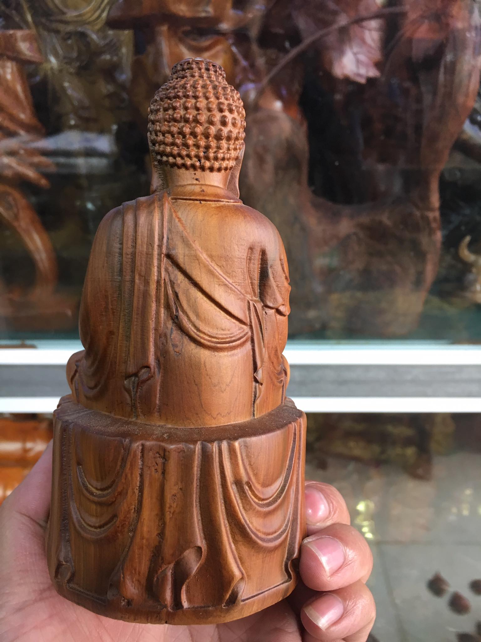 Tượng Như Lai Phật Tổ gỗ Bách Xanh thơm ngát trưng tủ kính, ô tô
