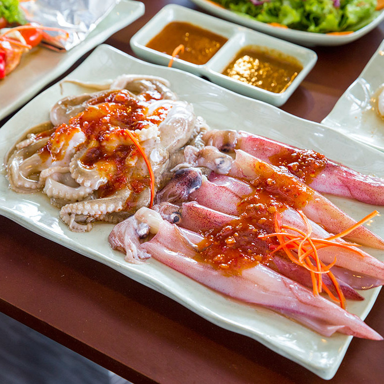 Voucher Buffet Buổi Tối tại Nhà Hàng Hải Sản Dìn Ký Hồng Hà - Hơn 50 món Lẩu Nướng Bò Mỹ - Hải Sản phục vụ thực khách.