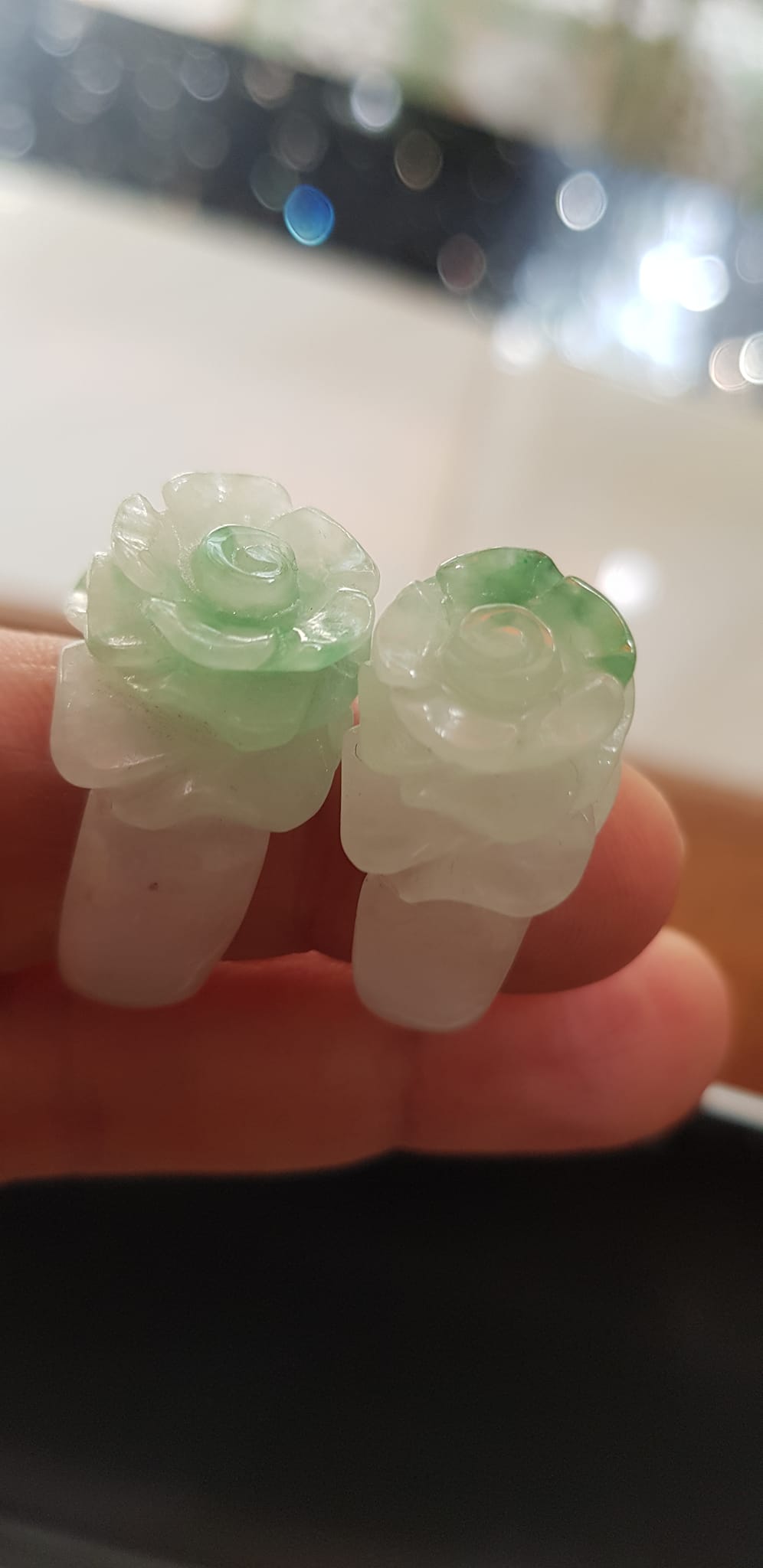 Nhẫn Nữ mới chạm Bông Hồng Nổi màu Trắng Xanh nhẹ rất đẹp đá cẩm thạch tự nhiên Ni 18mm đeo tay xinh lắm  ạ