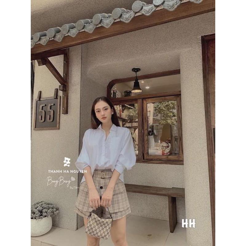 Bộ áo sơ mi trắng và quần soóc kèm đai