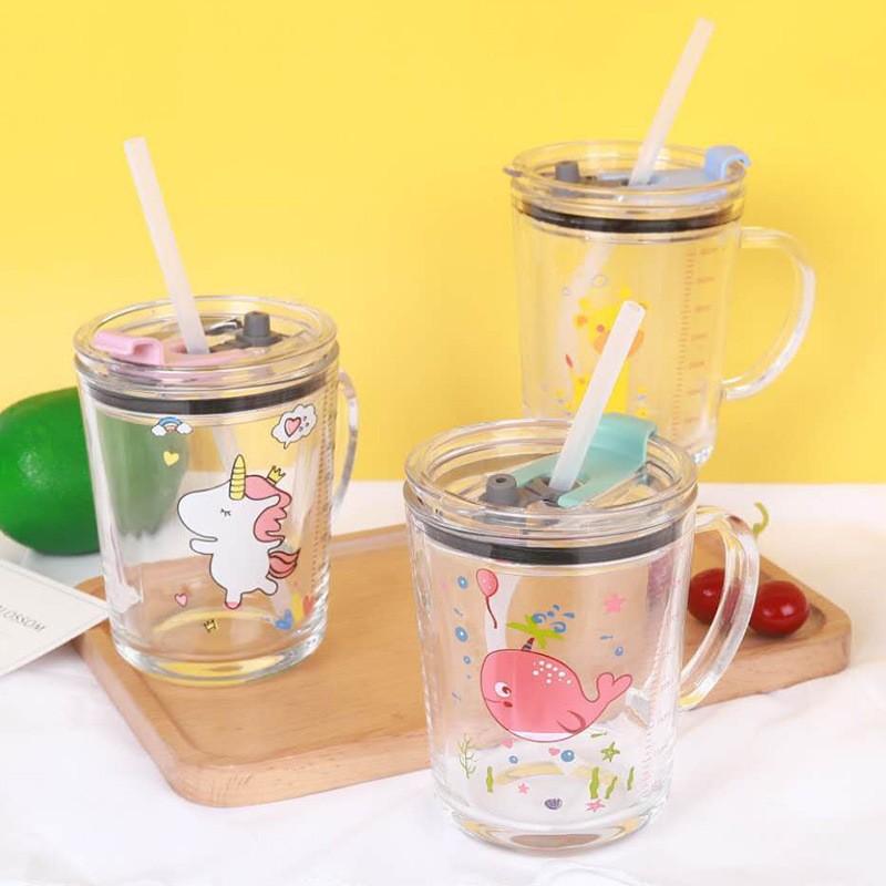 Cốc thủy tinh chia vạch pha sữa có tay cầm, có nắp đậy kèm ống hút tiện dụng