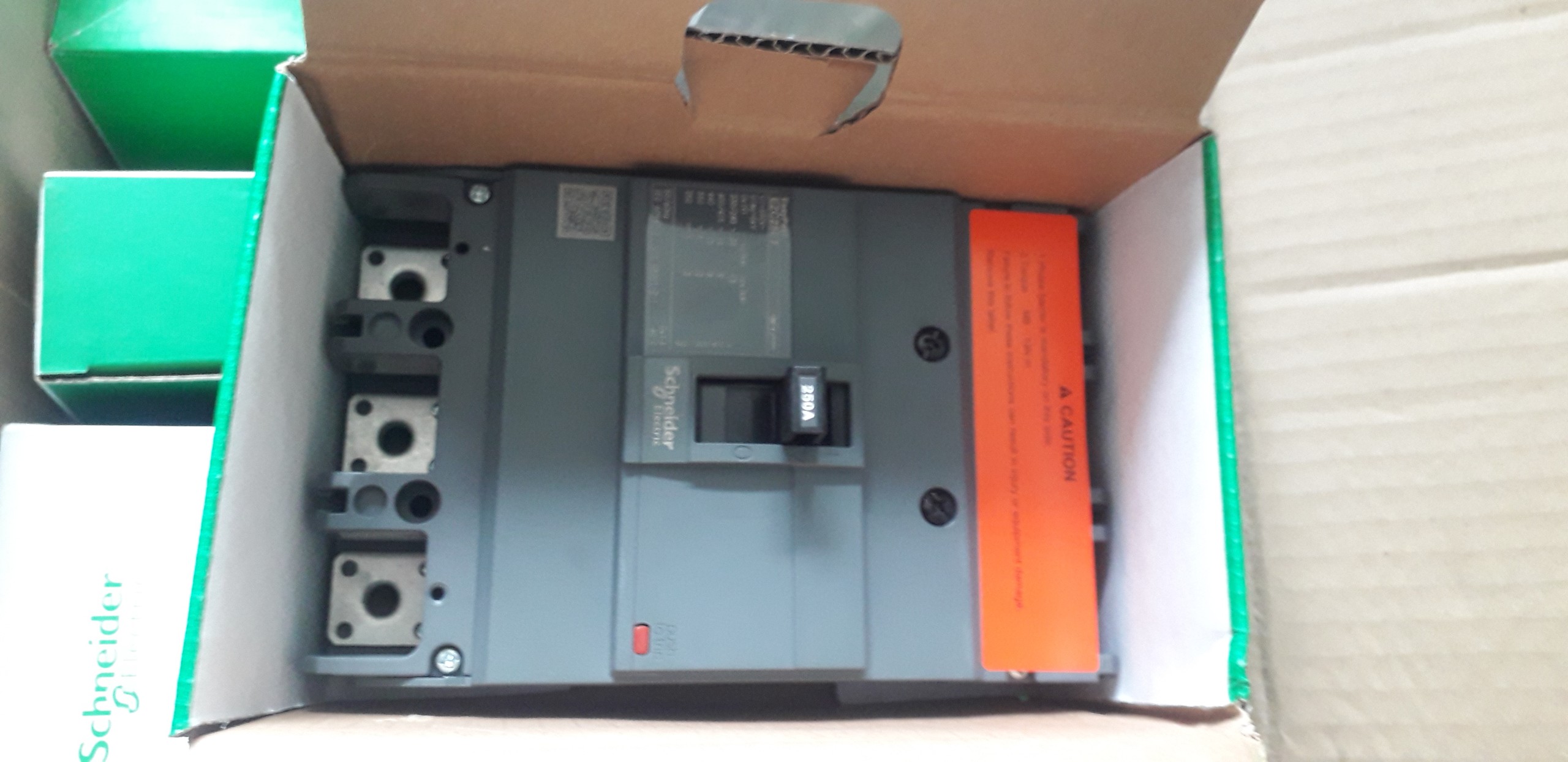 Cầu dao EZC250F3250 dạng khối Schneider 400/415V 3P 250A Icu 18kA Chính hãng