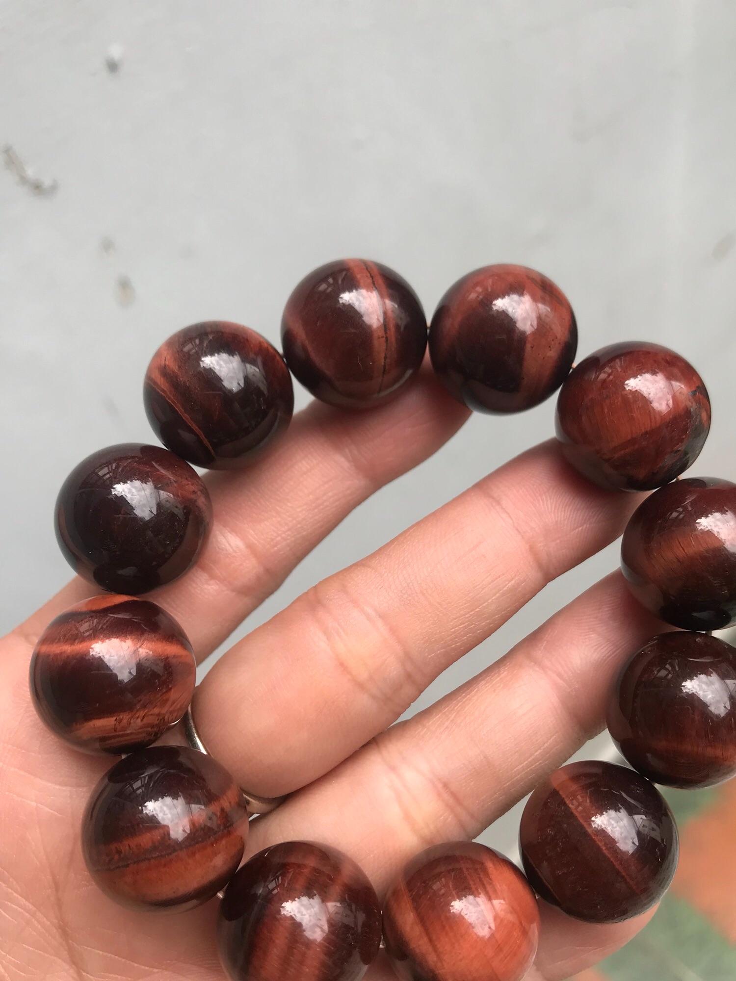 CHIẾC VÒNG PHONG THUỶ ĐÁ MẮT HỔ 18ly ĐỎ NÂU TỰ NHIÊN NAM mệnh HOẢ THỔ KIM