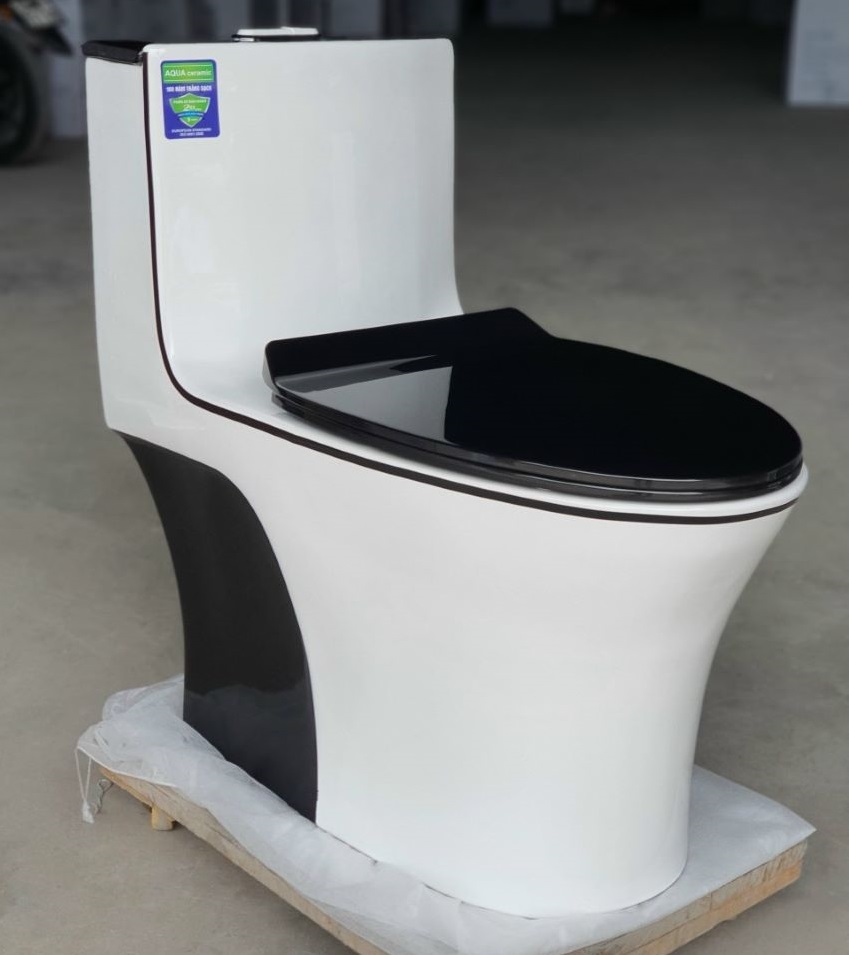 Bồn cầu 1 khối màu trắng nắp đen thiết kế thanh lịch, kiểu dáng cao ráo, bệ ngồi thoải mái
