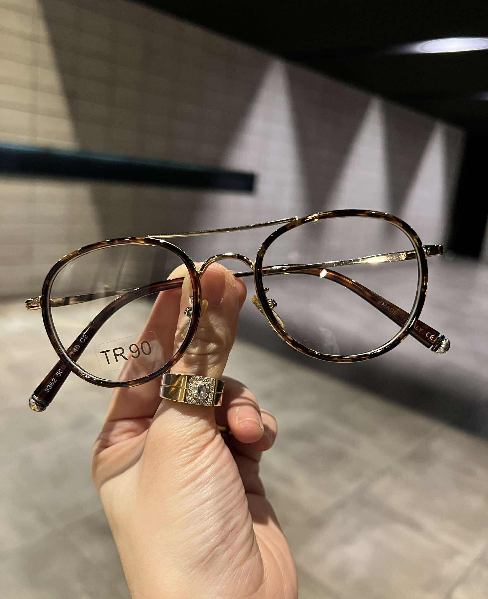 Kính mát dáng tròn màu đồi mồi cao cấp