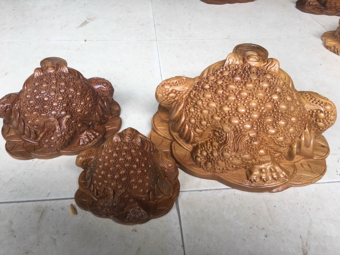 Tượng linh vật thiềm thừ ngậm tiền phong thủy gỗ huyết long kt 30×20×15cm