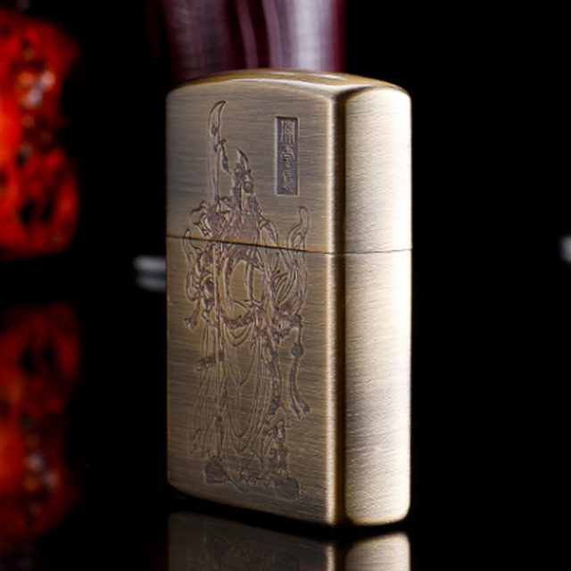 Vỏ Hột Quẹt Bật Lửa Xăng Đá Zorro Z9864A Họa Tiết Quan Công - Dùng Xăng Bấc Đá Cao Cấp
