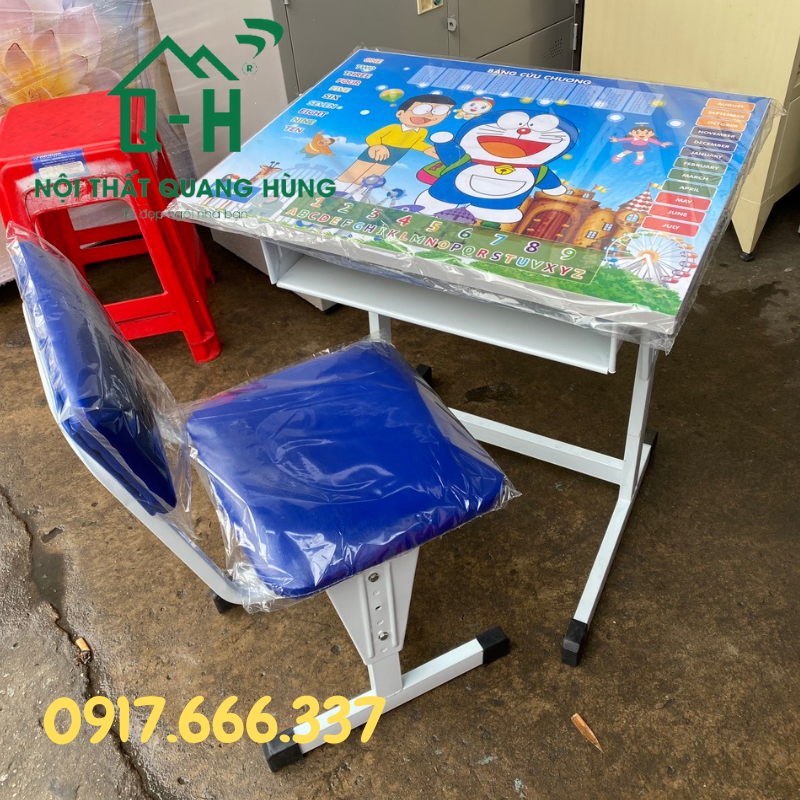 Bộ bàn học sinh chân sắt in hình Doraemon cho bé học tại nhà