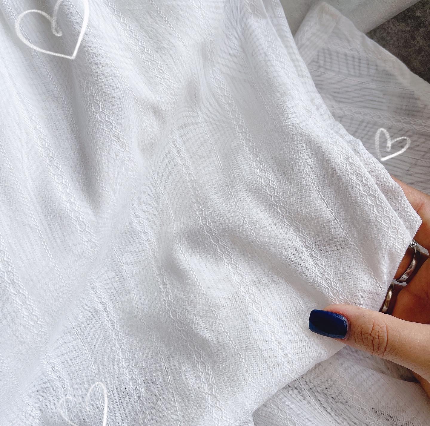 Đầm trắng midi chân bèo cổ V tay phồng