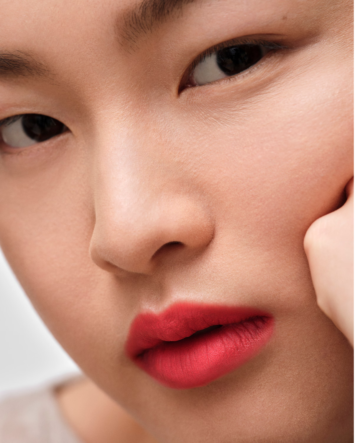 Son màu Prada Monochrome Buildable Weightless Lipcolor R127_CARMINIO 3.8gr