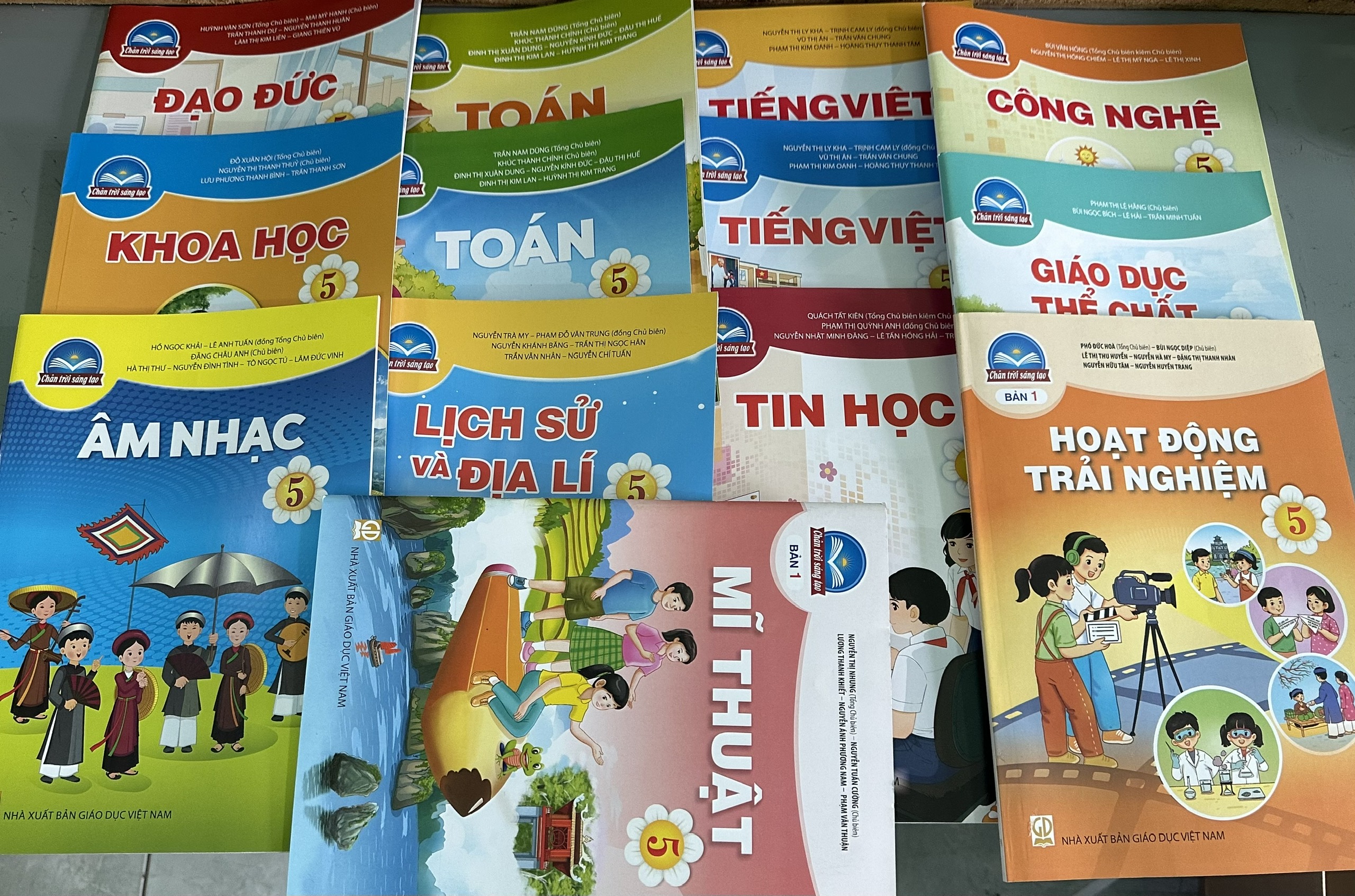 Bộ sách giáo khoa Lớp 5- Chân Trời Sáng Tạo (13 quyển- Kèm bìa nilong bao sách)