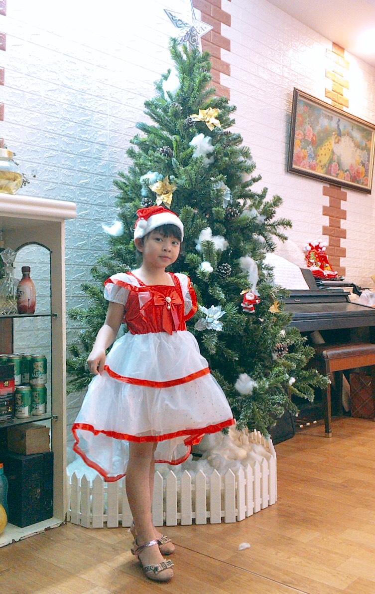 Váy Noel nhung pha lưới siêu xinh hoá trang Noel