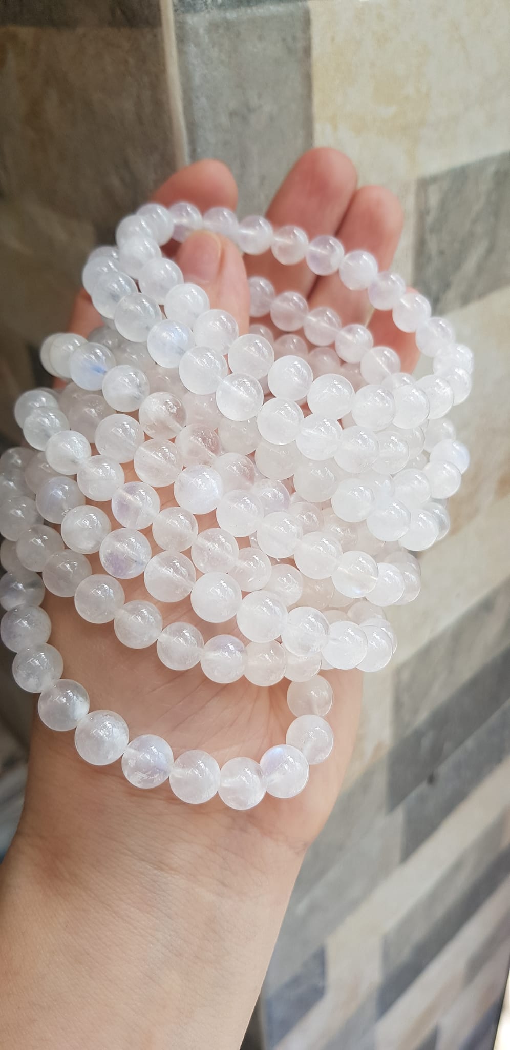 Vòng tay phong thuỷ may mắn moon trắng tự nhiên 8mm hay đá ánh trăng trắng trong bóng đẹp size vòng hạt 8mm màu trắng trong sáng tươi đẹp chuẩn hợp nữ mệnh kim mệnh thuỷ đeo ạ