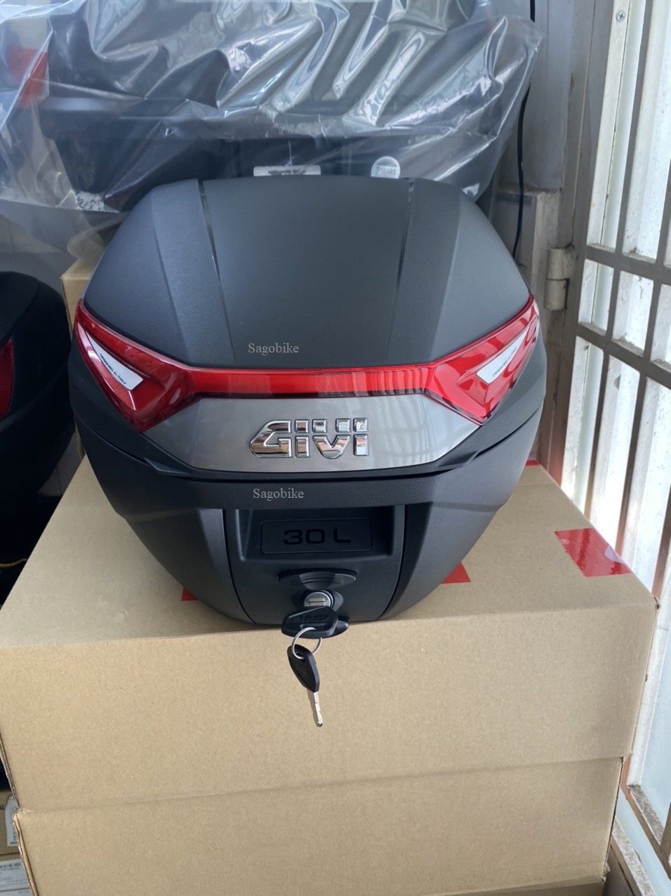 Thùng Givi C30N kèm đế gắn cho xe máy điện Datbike Weaver 200, bộ thùng bao gồm baga cho Weaver 200