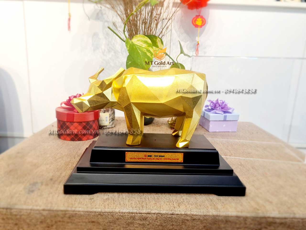 Tượng trâu hình khối dát vàng 24k