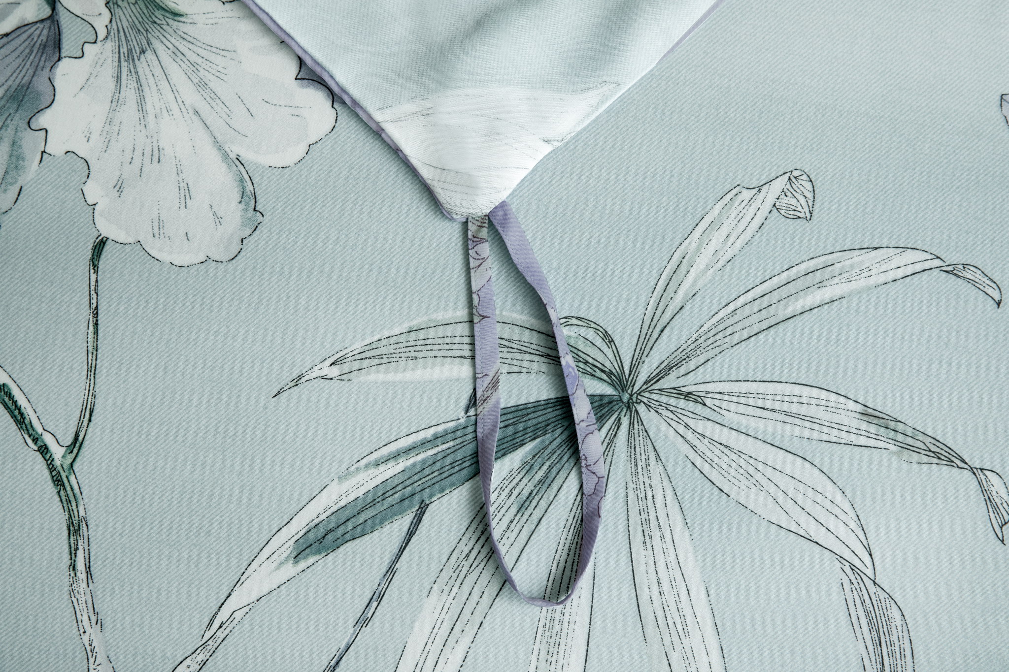 Bộ Ga và Vỏ gối Akemi Tencel Virtuous sử dụng được 2 mặt, gồm 5 món