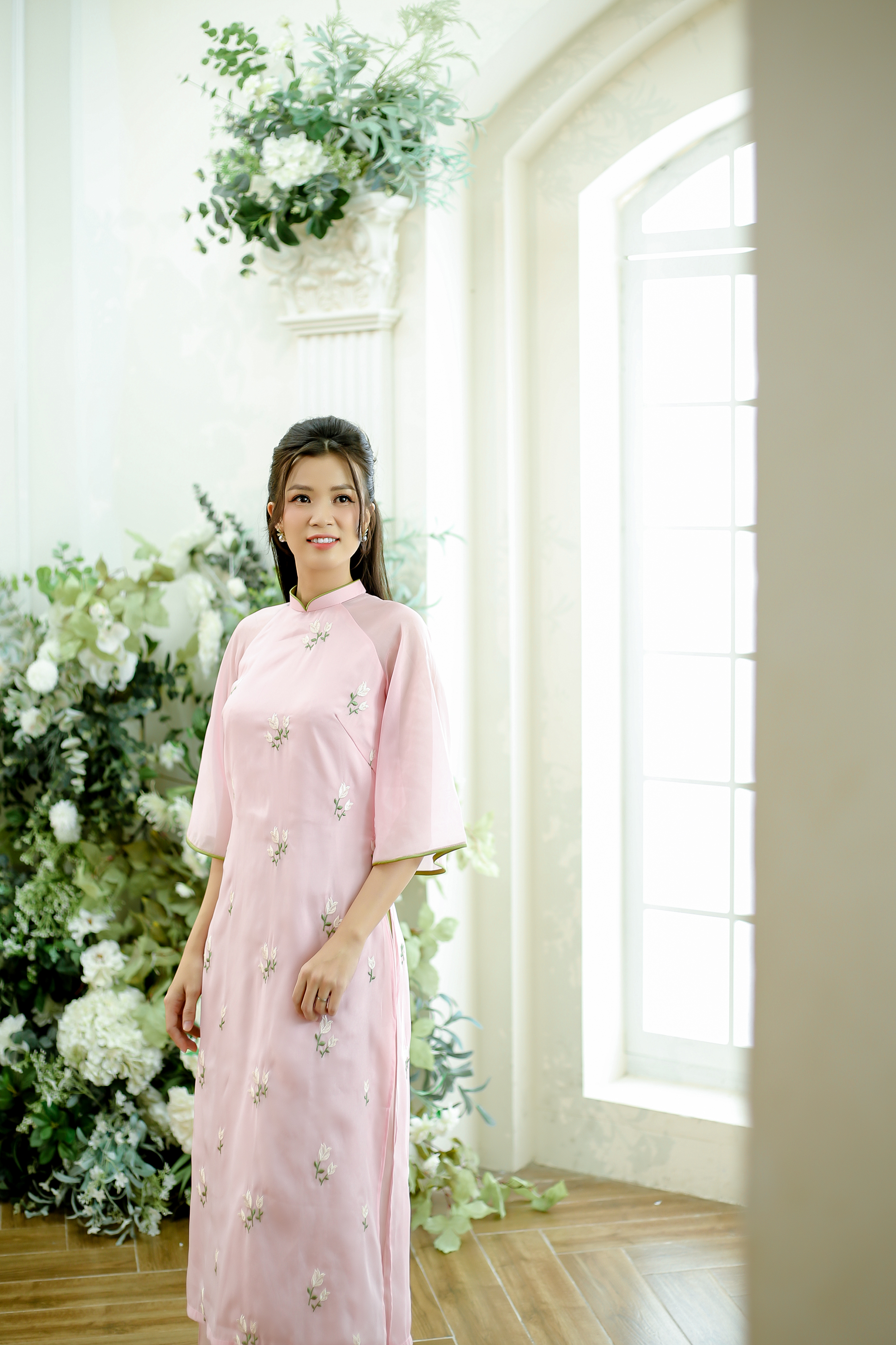 Áo dài cách tân thiết kế hồng tơ 4 tà thêu hoa lá ( size XL )