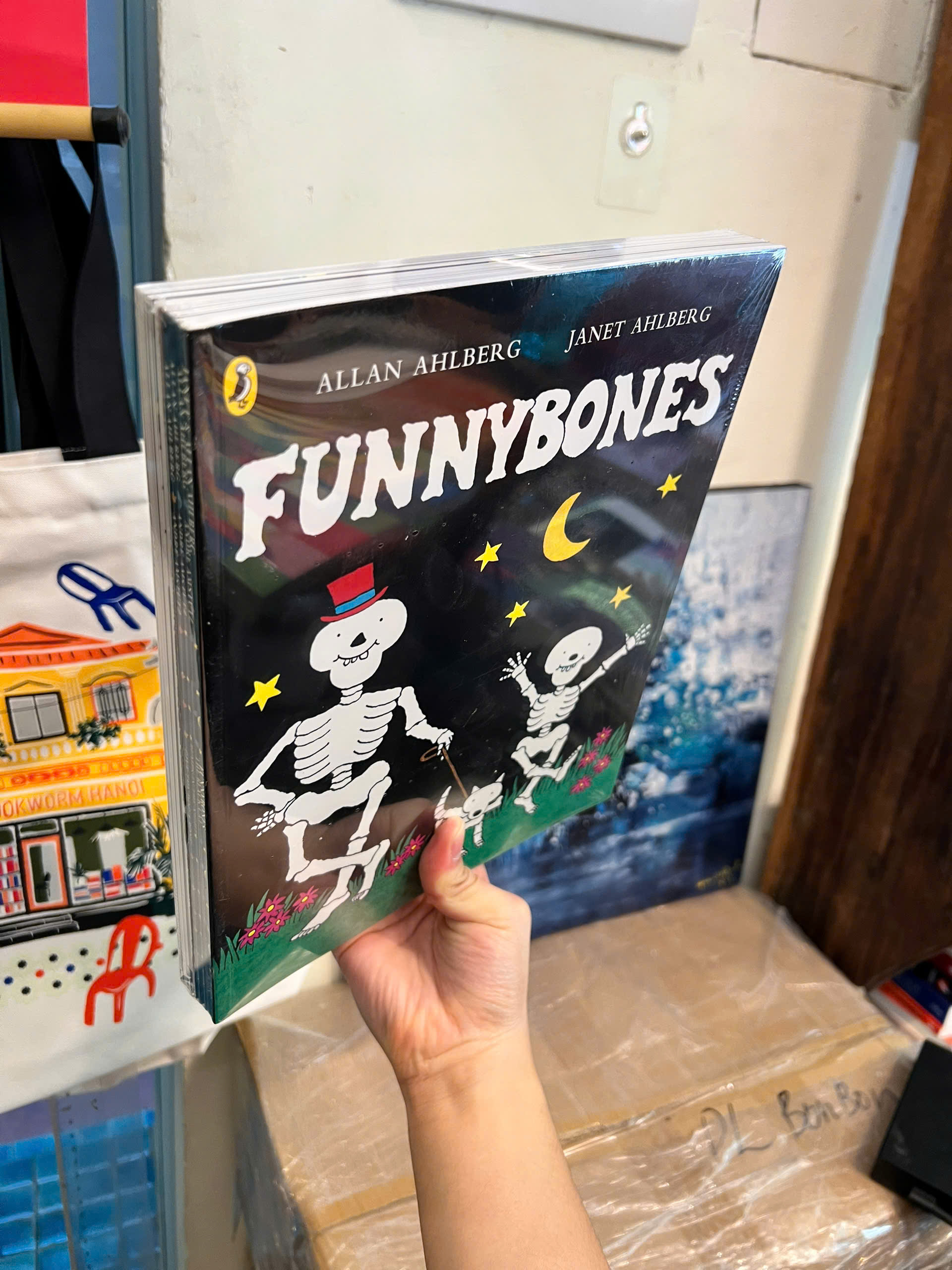 Sách - Skeleton Crew (Funnybones Series) | Childrens Picture Book / Ngoại văn Thiếu nhi Nhập khẩu UK