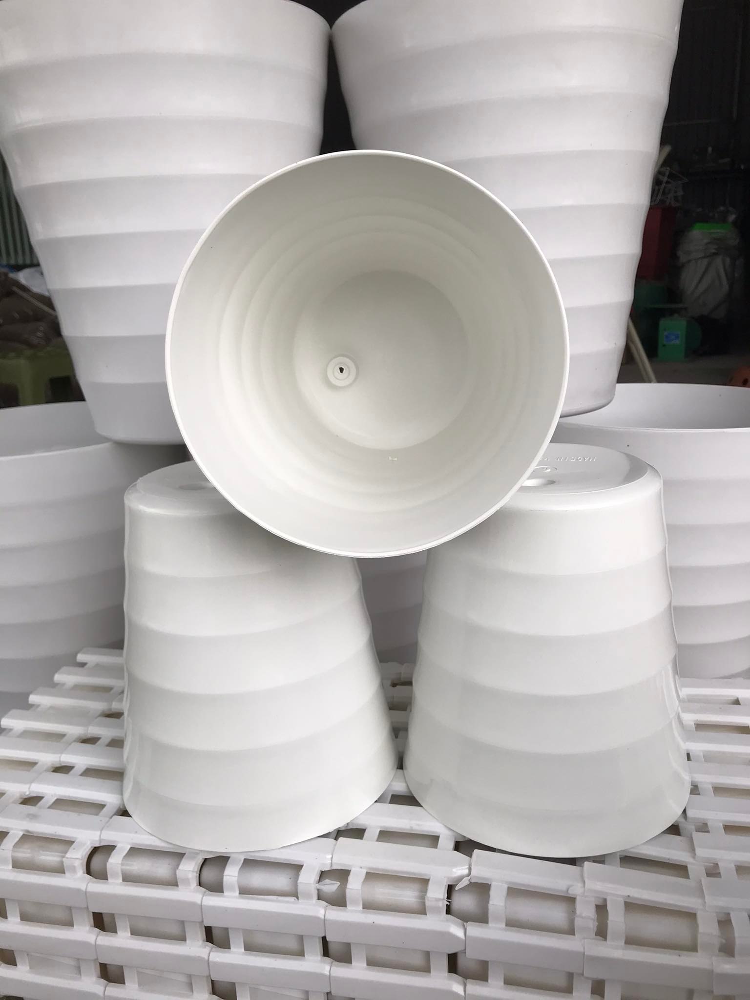 Chậu nhựa tròn cao xoắn trồng hoa đường kính miệng 20 cm - cao 22cm