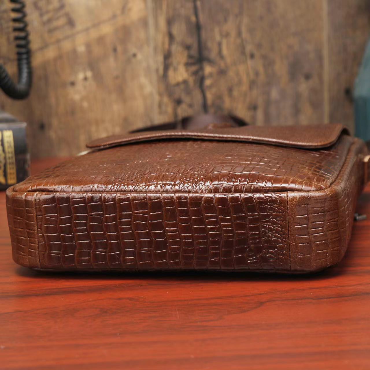 Túi đeo chéo nam DA BÒ THẬT phong cách mới - BEE GEE DCN9369