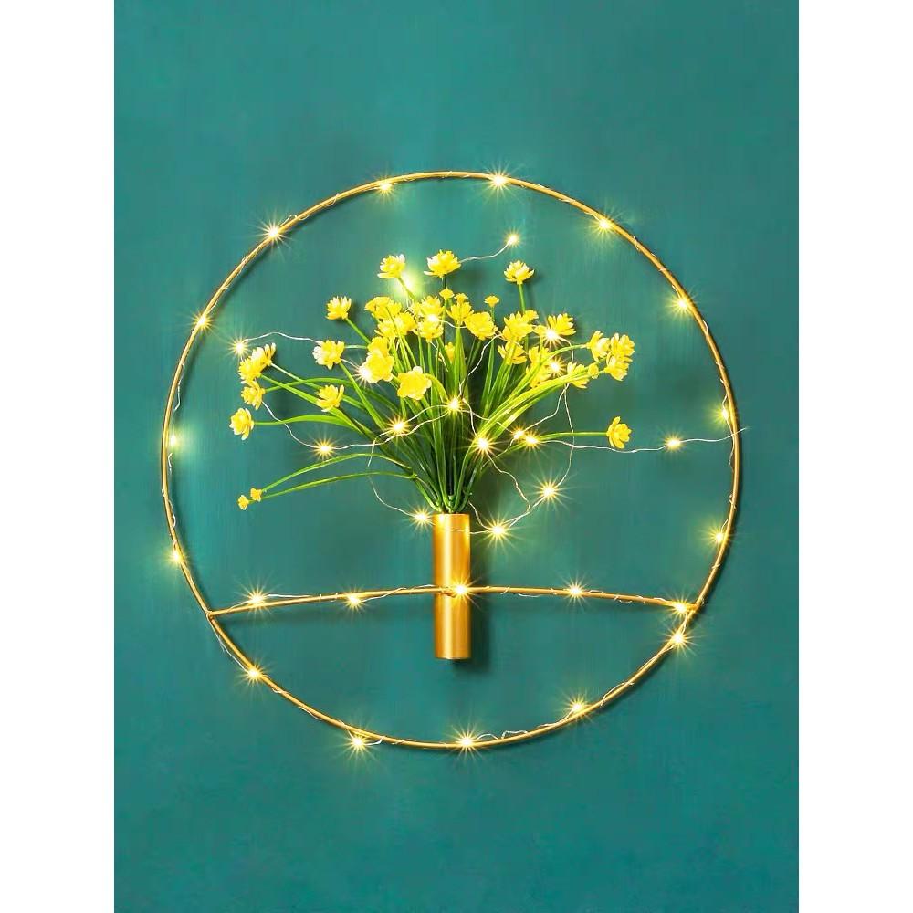Giá sắt treo hoa trên tường decor
