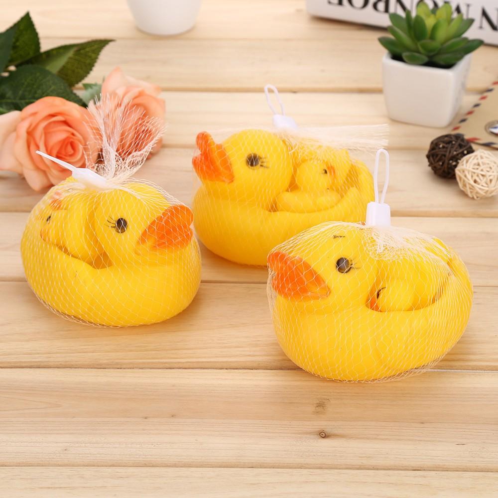 Đàn vịt thả bồn tắm cho bé một mẹ 3 con bóp chít chít