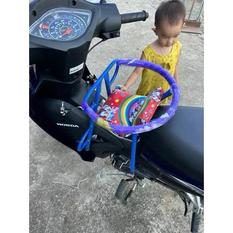 Ghế ngồi xe máy an toàn cho bé trai và bé gái