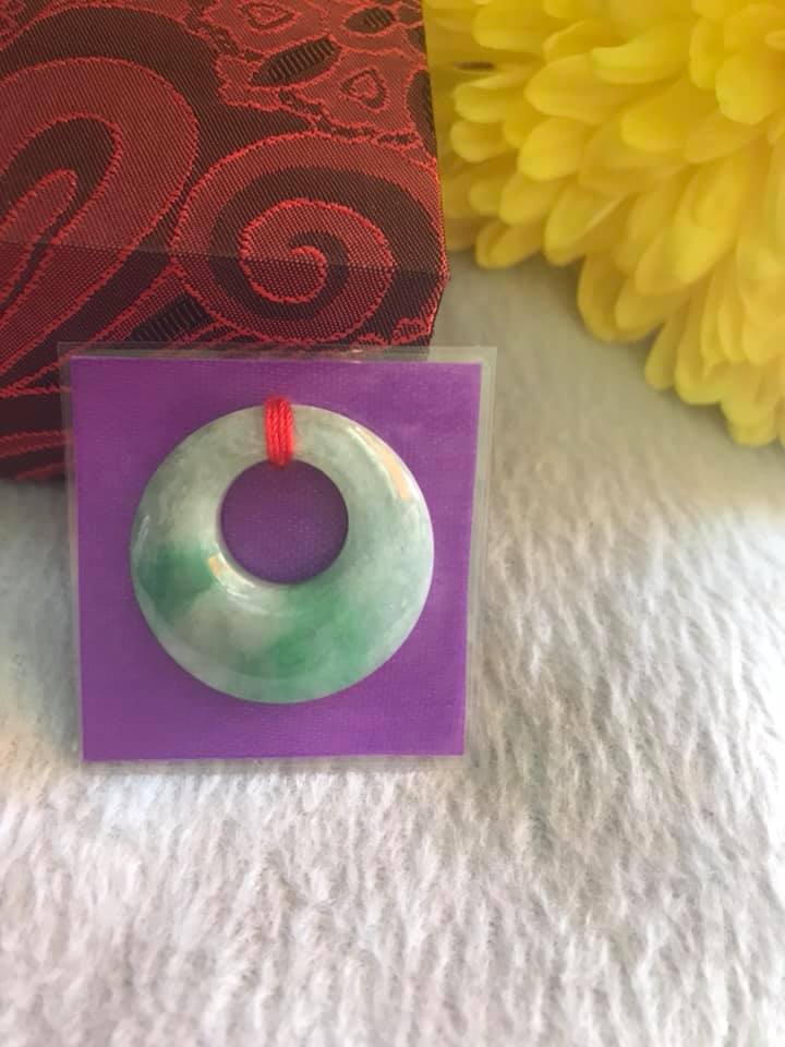 Mặt Dây Chuyền ĐỒNG ĐIẾU KIỂU TRÒN GIỮA TO ĐÁ Cẩm Thạch Tự Nhiên  Size 29mm x Dầy 7mm x Đk tròn bên trong 12mm  MÀU XANH NGỌC CẨM THẠCH LÊN XANH LÁ ĐẬM ĐẸP Nữ làm mặt Dây Chuyền KIỂU Đeo Đẹp ạ