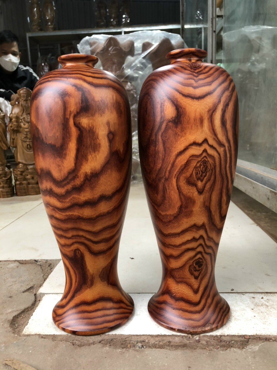 Cặp bình đuôi cá phong thủy hút tài lộc bằng gỗ trắc kt cao 30×11cm