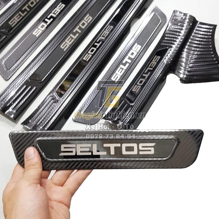 BỘ SẢN PHẨM Nẹp bước chân và ốp chống trầy cốp Kia Seltos - Mẫu vân Carbon