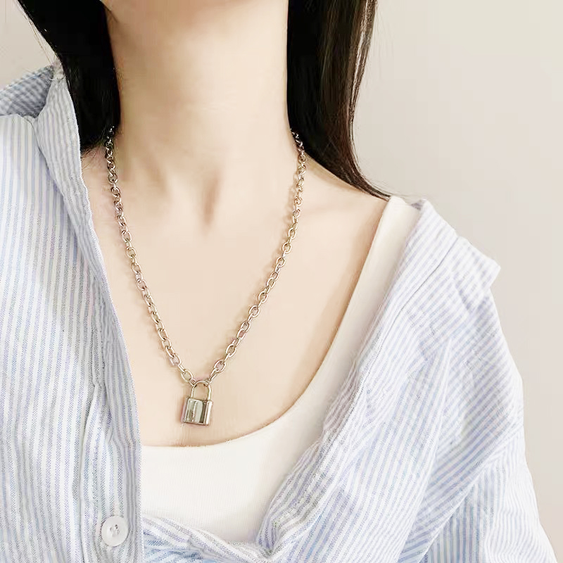 Vòng cổ khoá titan sexy sành điệu