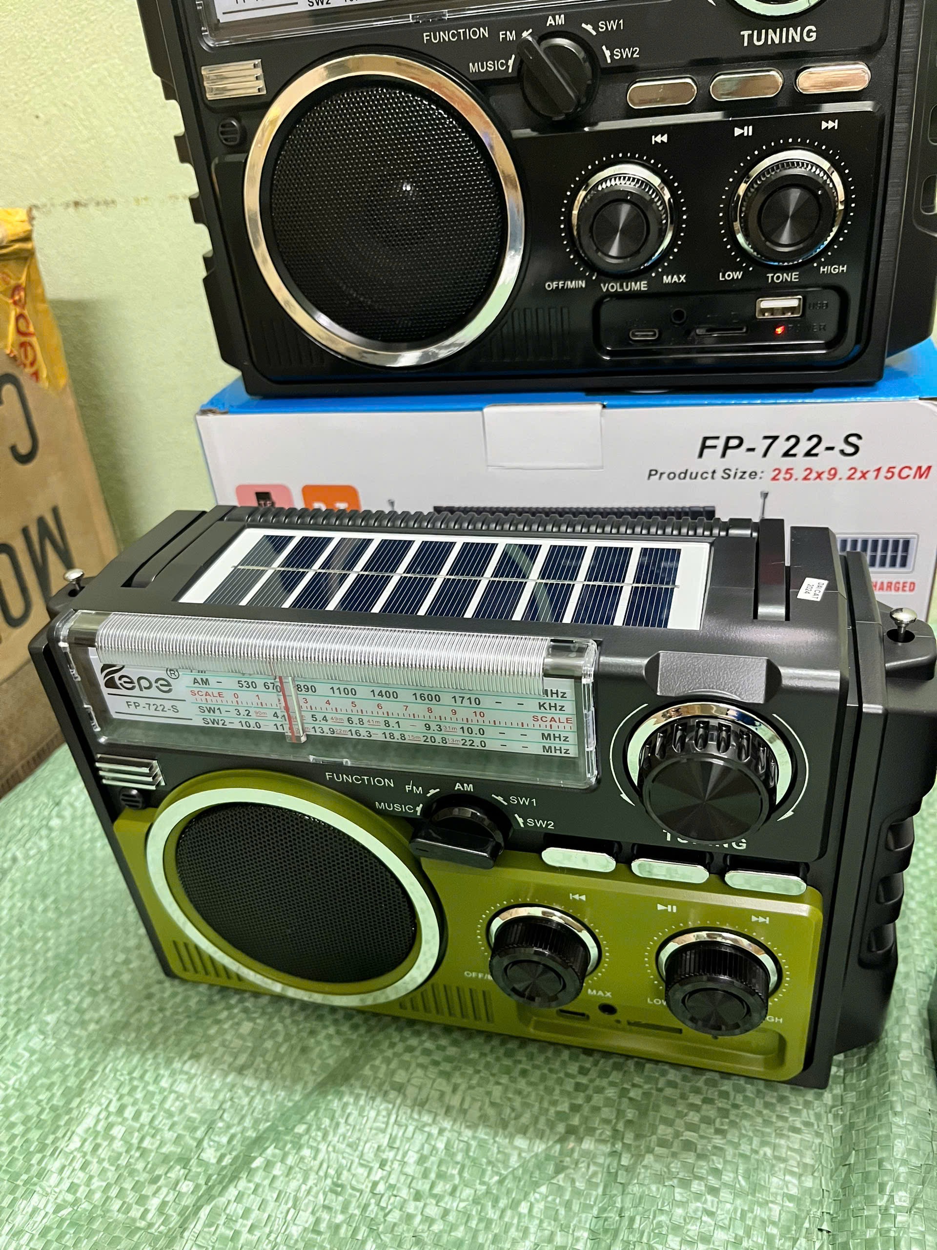 Đài FM Radio Nghe Nhạc FEPE FP-722-S Bluetooth-Sạc Năng Lượng Mặt Trời,Thiết Kế Cổ Điển Sang Trọng ,2 Ăn-Ten Bắt Sóng Mạnh Hỗ Trợ USB và Thẻ Nhớ- Hàng Chính Hãng