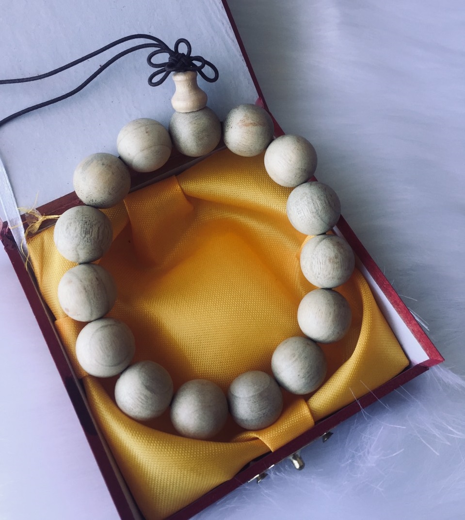 Combo Vòng đeo tay Phong Thủy Hạt Gỗ Trinh Nam , kèm hộp đựng lót lụa vàng.
