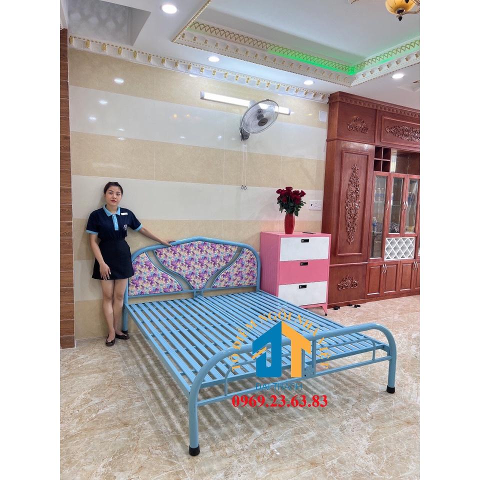 Giường sắt Đại Thành 1m8 x 2m màu xanh