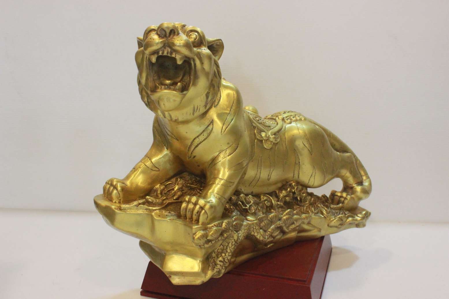 Tượng hổ gầm bằng đồng vàng 30cm, 35cm