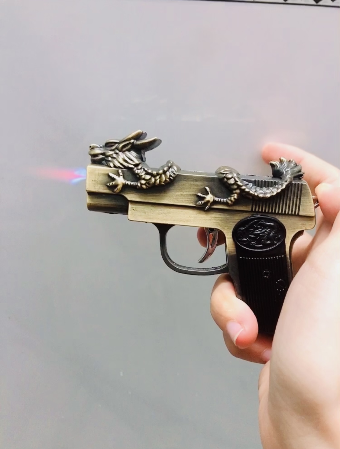 Hột quẹt bật lửa khè hình xúng rồng cuộn có đèn pin size 9.5cm - xài gas